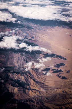 Bulutlar gökyüzü çölden üzerinde