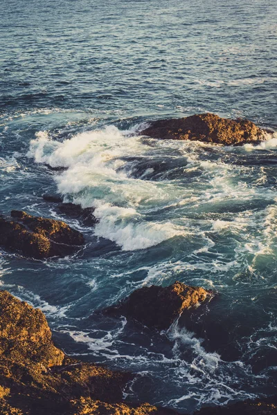 Pigeon Point yakınlarındaki dalgalar