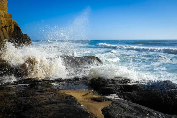 Ondas colidindo na costa Imagem De Stock