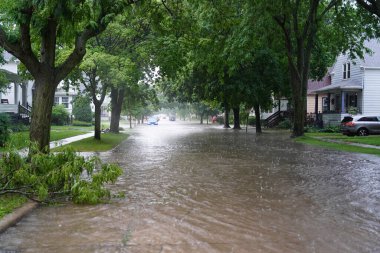 Fond du Lac, Wisconsin / ABD - 10 Temmuz 2020: Fond du Lac sakinleri, 2020 yılının Temmuz ayında öğleden sonra şiddetli yağmur yağışından taşan araçlarıyla sel basmış caddelerden geçtiler..