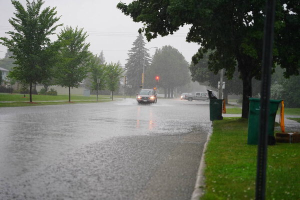 Fond du Lac, Висконсин / США - 10 июля 2020 года: Граждане Fond du Lac едут по затопленным улицам на своих автомобилях от сильного дождя во второй половине дня в июле 2020 года.