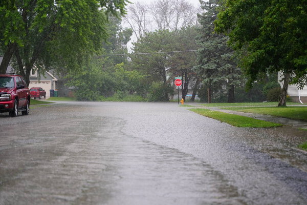 Fond du Lac, Висконсин / США - 10 июля 2020 года: Граждане Fond du Lac едут по затопленным улицам на своих автомобилях от сильного дождя во второй половине дня в июле 2020 года.