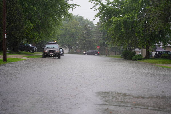 Fond du Lac, Висконсин / США - 10 июля 2020 года: Граждане Fond du Lac едут по затопленным улицам на своих автомобилях от сильного дождя во второй половине дня в июле 2020 года.