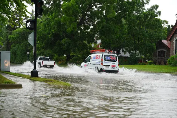 美国威斯康星州湖畔城 2020年7月10日 湖畔城市民驾车穿过被洪水淹没的街道 这是在2020年7月的一个下午的暴雨中发生的 — 图库照片