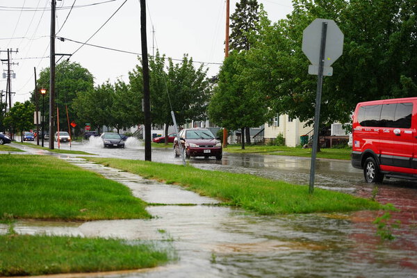 Fond du Lac, Висконсин / США - 10 июля 2020 года: Граждане Fond du Lac едут по затопленным улицам на своих автомобилях от сильного дождя во второй половине дня в июле 2020 года.