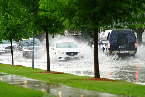 在2020年7月的下午 湖畔池塘的居民驾驶着他们的车辆 从大雨倾盆中穿过被洪水淹没的街道 — 图库照片