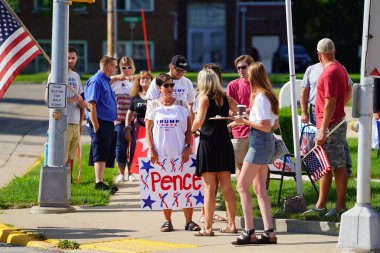 45. Başkan Donald Trump destekçileri, Başkan Yardımcısı Mike Pence 'in gelişine destek vermek için Amerikan Lejyon binasının kaldırımına çıktı..
