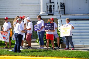 45. Başkan Donald Trump destekçileri, Başkan Yardımcısı Mike Pence 'in gelişine destek vermek için Amerikan Lejyon binasının kaldırımına çıktı..