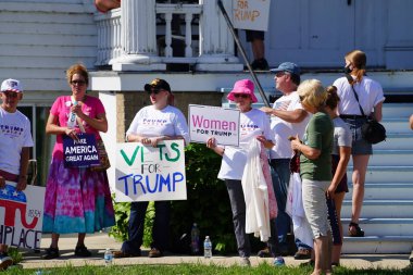 45. Başkan Donald Trump destekçileri, Başkan Yardımcısı Mike Pence 'in gelişine destek vermek için Amerikan Lejyon binasının kaldırımına çıktı..