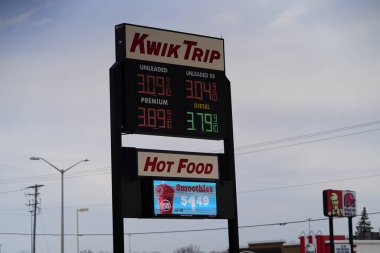 Wisconsin Kwik Trip 'te yakıt fiyatları Joe Biden yönetiminden gelen enflasyondan dolayı 3 dolar 30 sentin üzerinde..