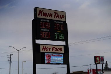 Wisconsin Kwik Trip 'te yakıt fiyatları Joe Biden yönetiminden gelen enflasyondan dolayı 3 dolar 30 sentin üzerinde..
