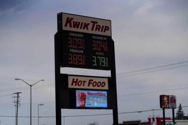 Wisconsin Kwik Trip 'te yakıt fiyatları Joe Biden yönetiminden gelen enflasyondan dolayı 3 dolar 30 sentin üzerinde..