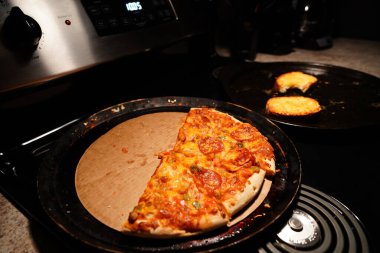 Etli ve peynirli pizza.