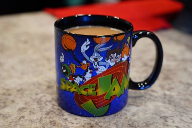 Fond du Lac, Wisconsin USA - 25 Şubat 2024: Looney Tunes Space Jam Kahve Fincanı.