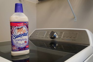 Poznan, Polonya - 23 Nisan, 27: Cam bir şişenin içindeki şişedeki cila deterjan.