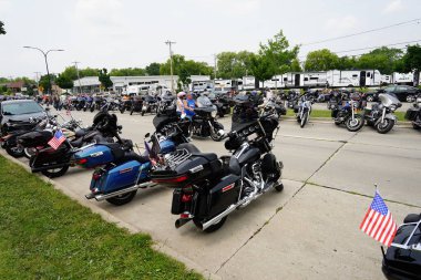 Greenfield, Wisconsin ABD - 15 Temmuz 2023: Harley Davidson motosikletlileri Harley Davidson Evi 'ndeki bir miting etkinliği için bisikletlerini sokakta topladılar.