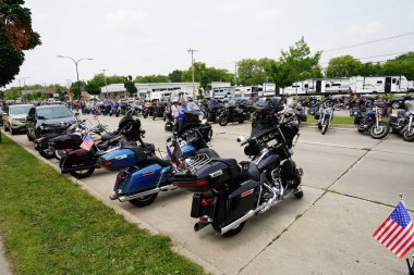Greenfield, Wisconsin ABD - 15 Temmuz 2023: Harley Davidson motosikletlileri Harley Davidson Evi 'ndeki bir miting etkinliği için bisikletlerini sokakta topladılar.