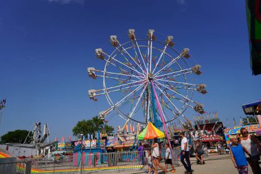 Şehir parkında dönme dolap