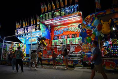 Geceleri Venedik Karnavalı 'nda insanlar