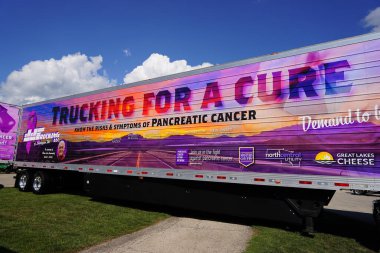 Waupun, Wisconsin ABD - 11 Ağustos 2023: Pankreas Kanseri için kamyonet taşımacılığı her yıl düzenlenen Kamyon ve Gösteri 'de bir destek grubu gösteriliyordu.