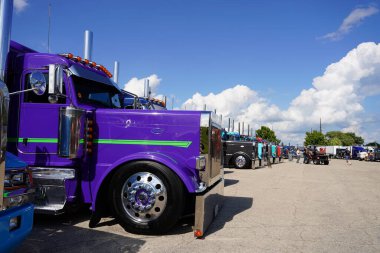Waupun, Wisconsin ABD - 11 Ağustos 2023: Waupun 'un geleneksel kamyonet fuarına birçok farklı renkli kamyonlar geldi.