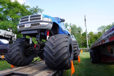 Waupun, Wisconsin ABD - 11 Ağustos 2023: Waupun 'un geleneksel kamyonet fuarına birçok farklı renkli kamyonlar geldi.