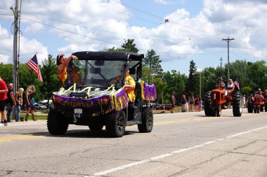 Amerika Birleşik Devletleri 'nin ulusal bayramının geleneksel ulusal bayramı için düzenlenen geleneksel geçit töreni. Birleşik Devletler bayrağı