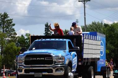 New York, New York - 30 Temmuz: 3 Temmuz 'da New York' ta bir kamyoneti ve insanları olan Amerikalı bir adam modeli