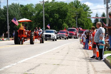 Bağımsızlık Günü geçit törenindeki insanların dikey görüntüsü
