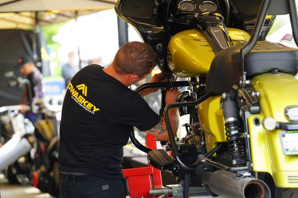 ウィスコンシン州グリーンフィールド 7月15日 2023 オートバイ修理メカニックがハーレーダビッドソンラリーでオートバイを修理 ロイヤリティフリーのストック写真