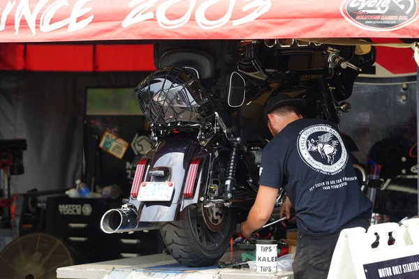 Greenfield Wisconsin Usa Juli 2023 Motorradreparaturmechaniker Reparierten Motorräder Bei Der Stockbild