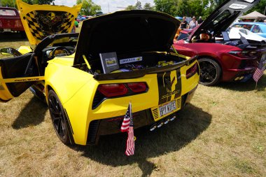 Yeni Lizbon, Wisconsin ABD - 12 Temmuz 2023: Sarı ve Koyu Kırmızı 2017 Chevrolet Corvette Grand spor arabaları bir araba fuarında gösteriliyor