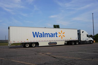 Tomah, Wisconsin ABD - 9 Ağustos 2023: Walmart kargo dağıtım tırı park yerinde duruyor.