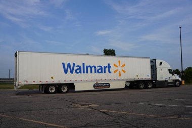Tomah, Wisconsin ABD - 9 Ağustos 2023: Walmart kargo dağıtım tırı park yerinde duruyor.