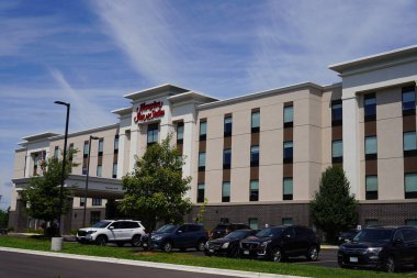 Bir otel binasının girişi.