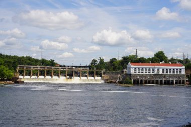 Wisconsin Dells, Wisconsin ABD - 31 Temmuz 2023: Hidroelektrik santrali Kilbourn Barajı Wisconsin Nehri üzerinde halka elektrik hizmeti veriyor.