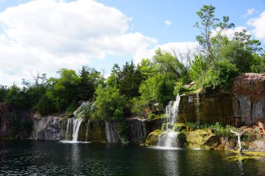Montello, Wisconsin 'deki Daggett Memorial Park' ta kaya oluşumu, şelaleler ve gölet.
