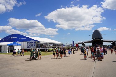Oshkosh, Wisconsin ABD - 30 Temmuz 2022: Birçok kişi EAA Airventure Oshkosh 'da Amerikan askeri uçaklarını görmek için toplandı