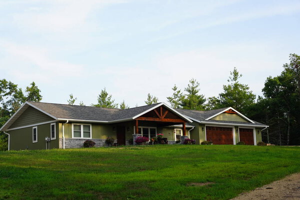 красивый снимок современного дома с двумя зелеными растениями