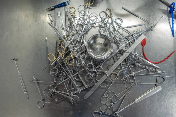 Ongesorteerde chirurgische instrumenten na het schoonmaken in de mach wassen — Stockfoto
