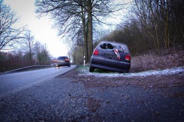 siyah buz yakınındaki yolda trafik kazası