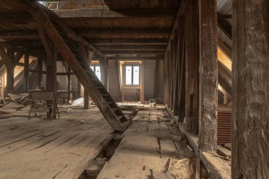 çok eski bir ev kapsamlı bir şekilde yenilenmiş