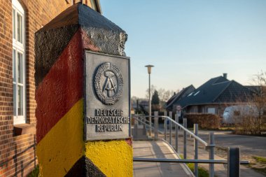 Gdr arması ile bir Kutbu bir köyde standları