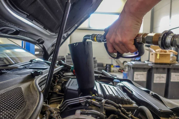 El aceite del motor se llena en un motor de coche — Foto de Stock