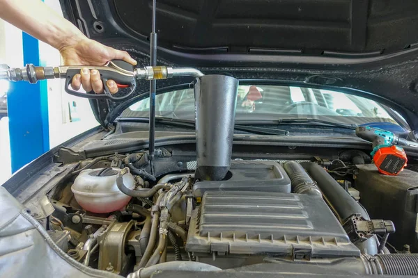 El aceite del motor se llena en un motor de coche — Foto de Stock