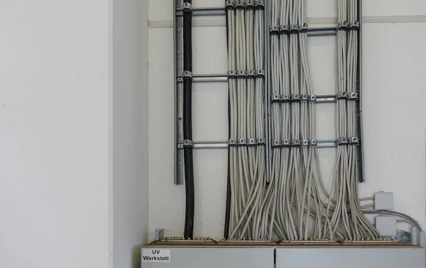 Viele Stromkabel führen zu einem Sicherungskasten — Stockfoto