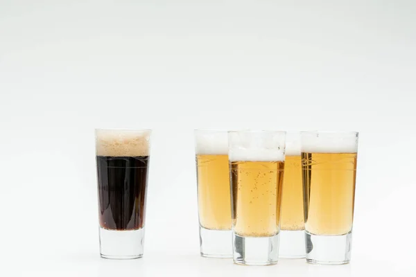 5 copos de cerveja simbolizam a diversidade — Fotografia de Stock