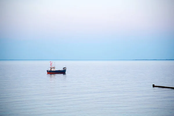 Um pequeno barco de pesca no mar — Fotografia de Stock