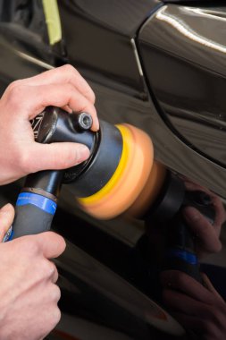 bir araba ressam bir otomobilin çamurluk boya