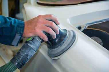 bir araba ressam bir otomobilin çamurluk boya